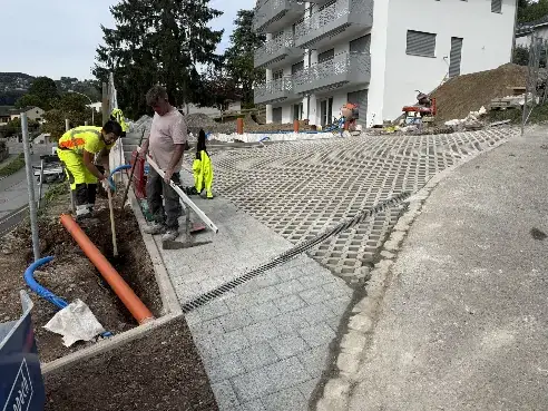 Dalles à engazonner — Mise en place des dalles et contrôle de leur alignement.