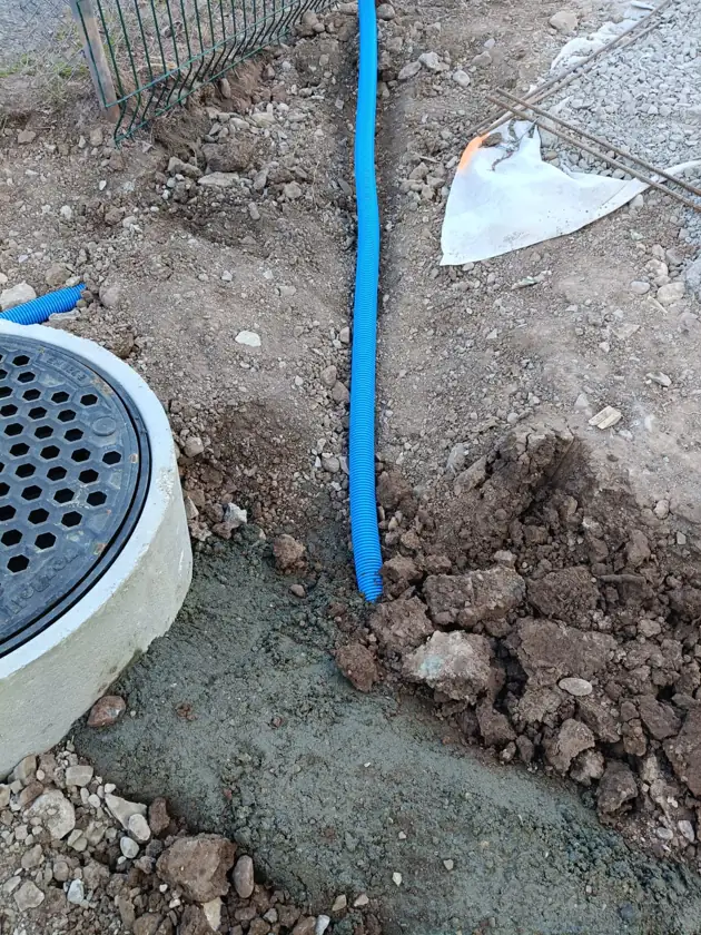 Collecte des eaux — Mise en place du regard et des conduites pendant les travaux.