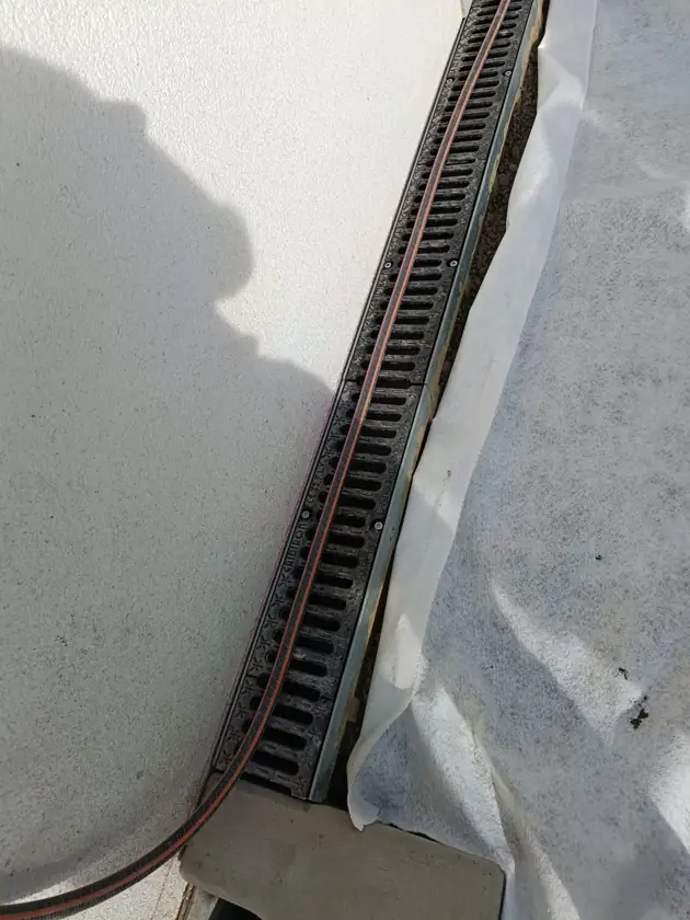 Caniveau au pied de la façade — Création d’une ligne de collecte des eaux de surface le long de la villa.
