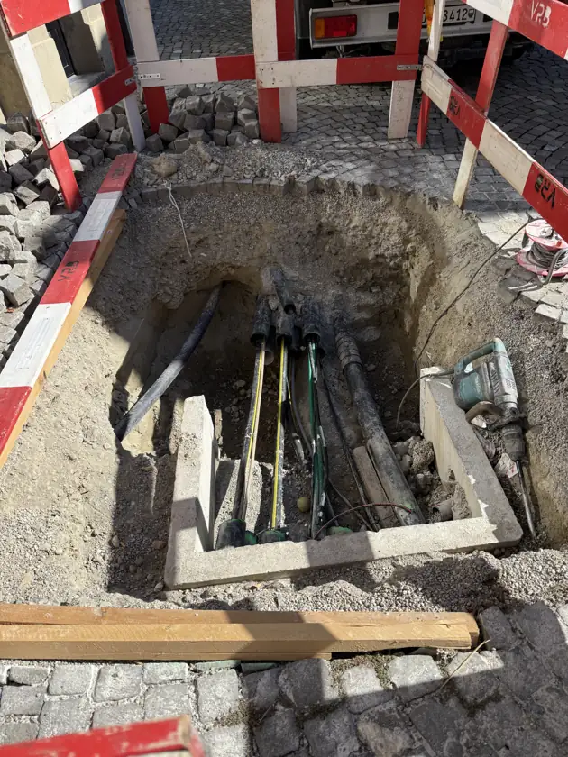 Dégagement de la chambre — Ouverture de la zone de travail et repérage visuel des conduites existantes.