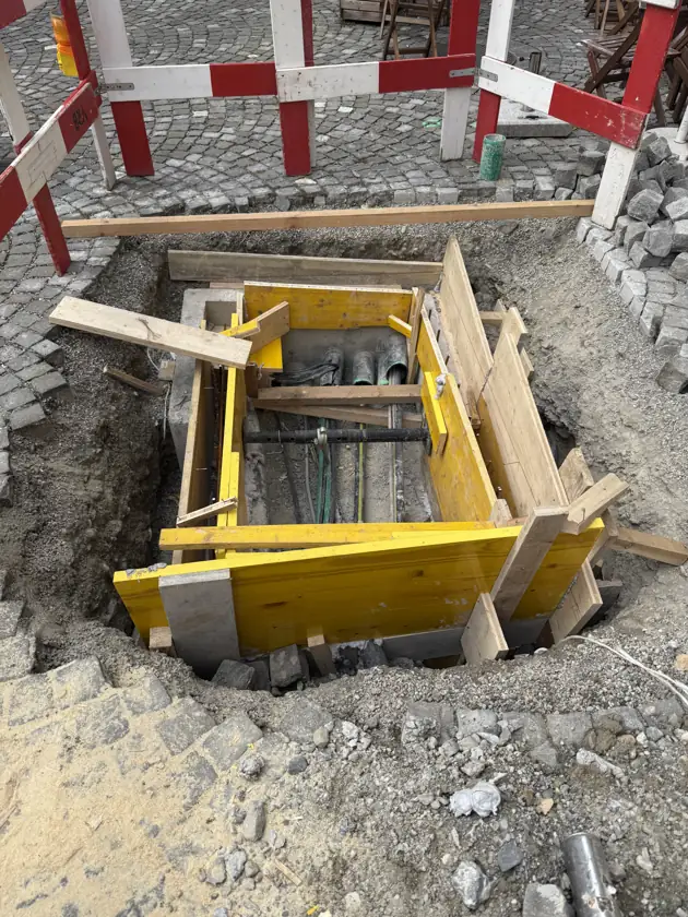 Mise en place du coffrage — Installation des panneaux autour des passages de câbles.