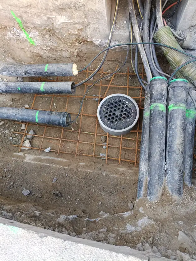 Armature et drainage — Préparation du fond de chambre, avec armature et point de drainage.