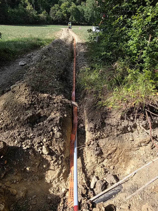 Tranchée et pose des conduites · travaux en cours