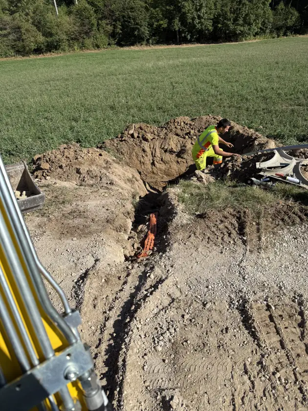 Travail à la pelle — Poursuite des terrassements à proximité des passages de réseau.