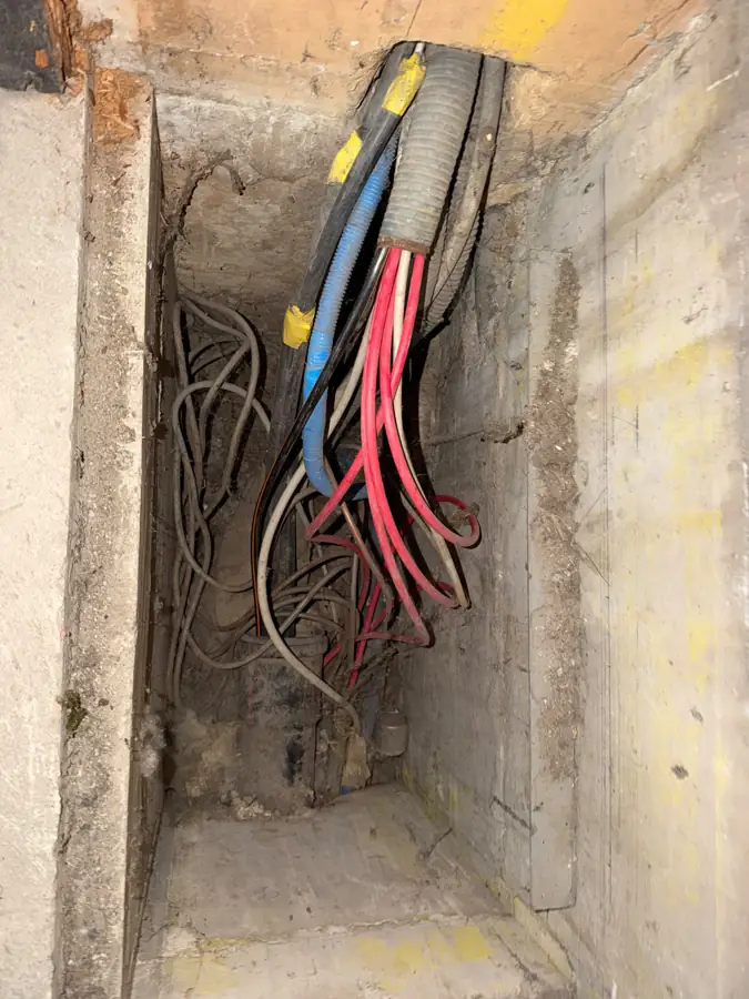 Câbles passés dans une chambre existante au Domaine Impérial