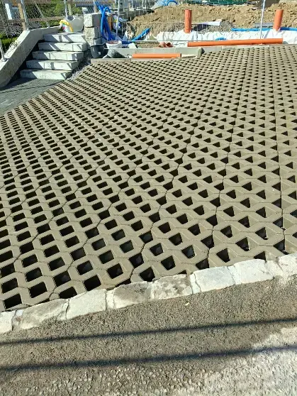 Accès et stationnement — Vevey · surface en dalles à engazonner et raccord au cheminement.