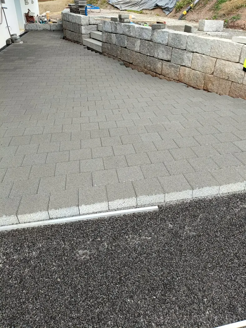 Pavés et bordure — Détail du raccord entre le pavage, la bordure et la surface voisine à Vevey.