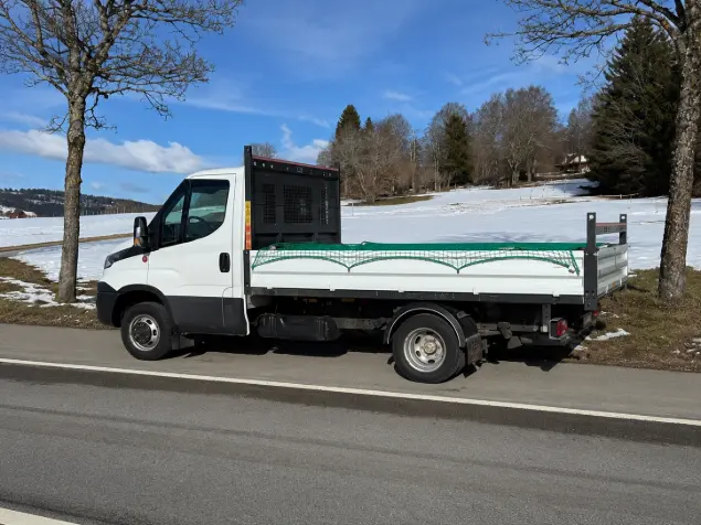 Camionnette Iveco à pont basculant proposée à la location par RP CONNECT SARL